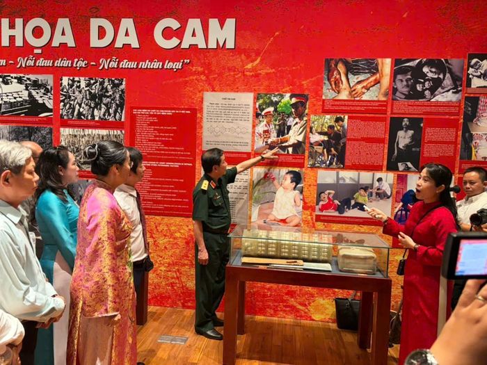 Lãnh đạo thành phố cùng các đại biểu tham quan tại triển lãm. Ảnh: P.T