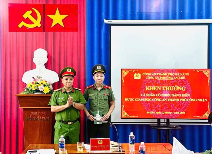 Thượng tá Nguyễn Anh Dũng, Trưởng CAP An Khê trao khen thưởng cá nhân có nhiều sáng kiến được Giám đốc CATP Đà Nẵng công nhận.