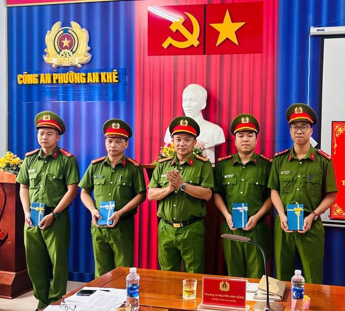 Thượng tá Nguyễn Anh Dũng, Trưởng CAP An Khê trao khen thưởng cho CBCS có thành tích xuất sắc trong công tác.