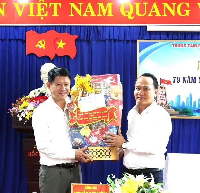Phó Bí thư Thường trực Thành ủy Đà Nẵng Nguyễn Đình Vĩnh tặng quà Trung tâm Phụng dưỡng người có công với cách mạng TP Đà Nẵng.