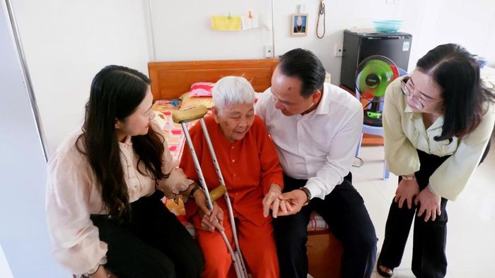 Phó Bí thư Thường trực Thành ủy Đà Nẵng Nguyễn Đình Vĩnh thăm hỏi sức khỏe, đời sống các cụ tại Trung tâm.
