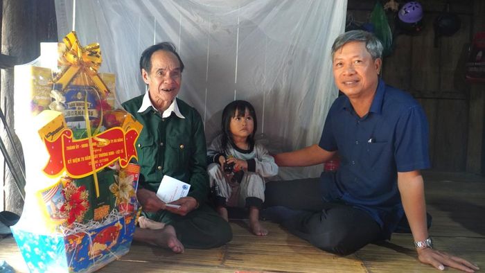 Phó Chủ tịch UBND thành phố Hồ Quang Bửu tặng quà bệnh binh Hồ Văn Hành.