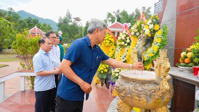 Phó Chủ tịch UBND thành phố Hồ Quang Bửu dâng hương tại Nghĩa trang liệt sĩ Nam Trà My.