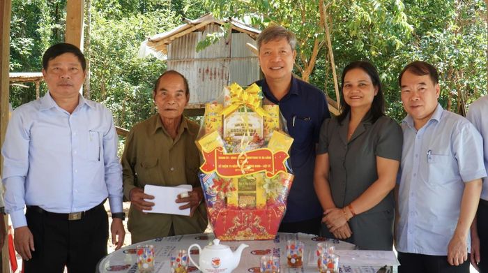 Phó Chủ tịch UBND thành phố Hồ Quang Bửu thăm, động viên bệnh binh Trần Văn Đào. Ảnh: Quang Hà.