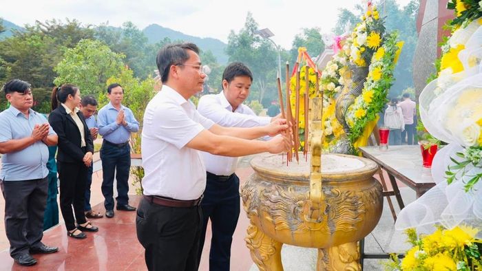 Lãnh đạo các xã dâng hương tại Nghĩa trang liệt sĩ Nam Trà My.