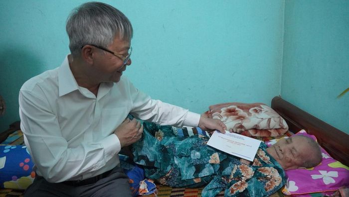 Chủ tịch HĐND thành phố Nguyễn Đức Dũng ân cần hỏi thăm và tặng quà.