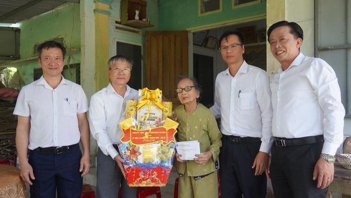 Đoàn công tác thăm và tặng quà các Bà mẹ Việt Nam anh hùng.