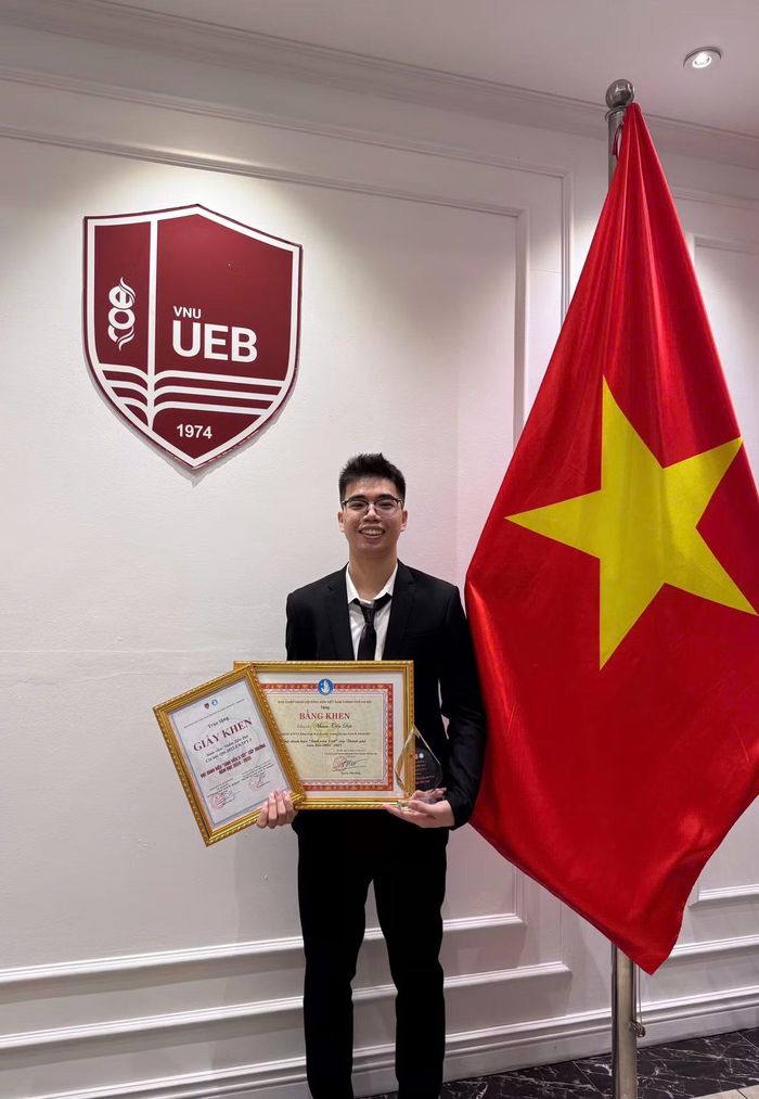 Trong bốn năm học tại trường ĐH Kinh tế (ĐHQG Hà Nội), Nhâm Tiến Đạt đạt nhiều thành tích học tập và hoạt động phong trào. Nam sinh cho rằng, thành tích là động lực để tiếp tục nỗ lực và trưởng thành.