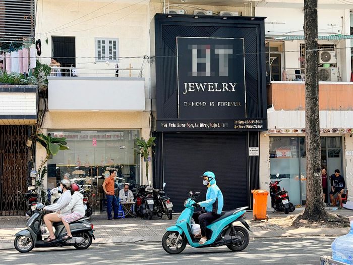 Một cửa hàng kim cương trên đường Trần Hưng Đạo, phường An Đông, TPHCM đóng cửa trưa 20-7. Ảnh: HOÀNG HÙNG