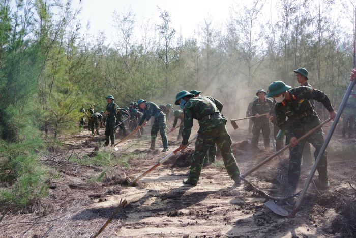 Bộ đội tạo đường ranh cản lửa vào sáng 22-7. Ảnh: QUỐC TRUNG