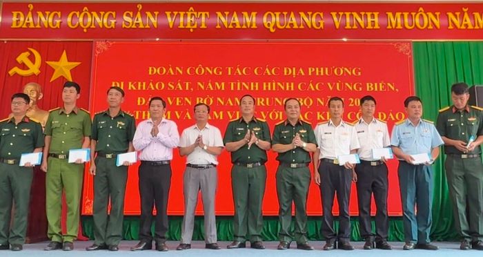  Đoàn công tác tặng quà cho các đơn vị Lực lượng vũ trang đóng quân trên địa bàn đặc khu Côn Đảo. Ảnh: QUỐC HÙNG 