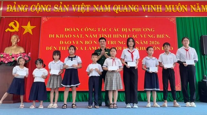  Đoàn công tác tặng quà cho các em học sinh. Ảnh: QUỐC HÙNG 