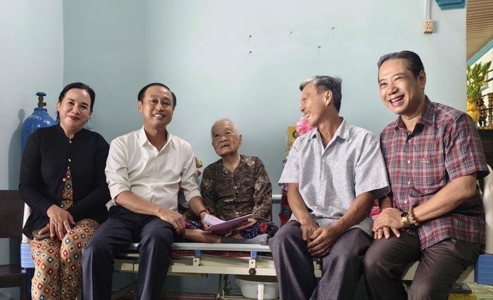 Đoàn đến thăm Mẹ Việt Nam Anh hùng Huỳnh Thị Sè