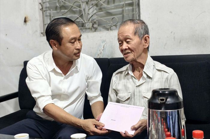 Đoàn đến thăm thương binh Phạm Văn Đạo