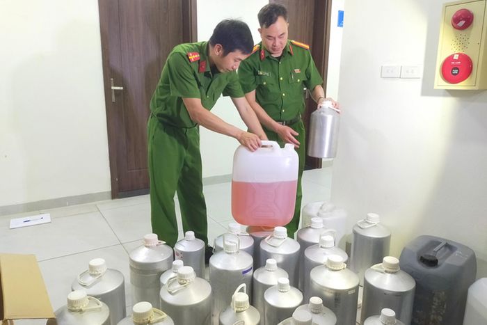  Can hương liệu được dùng để sản xuất, sang chiết nước hoa giả. Ảnh: CÔNG AN THANH HÓA CUNG CẤP 