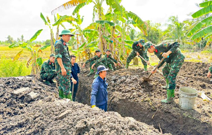 Lực lượng chức năng đào tìm hài cốt liệt sĩ