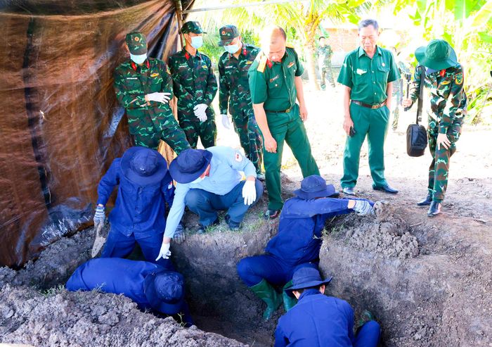 Lực lượng quy tập tiến hành bốc tách lớp đất để tiếp cận hài cốt liệt sĩ