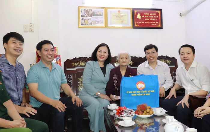  Đồng chí Trương Thị Bích Hạnh cùng đoàn thăm Mẹ Việt Nam Anh hùng Võ Thị Tuội. Ảnh: CẨM TUYẾT 
