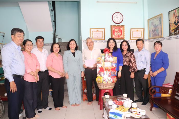  Đồng chí Trương Thị Bích Hạnh cùng đoàn thăm ông Hoàng Hữu Huyền. Ảnh: CẨM TUYẾT 