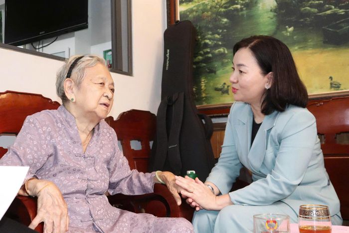  Đồng chí Trương Thị Bích Hạnh thăm hỏi, trò chuyện cùng bà Nguyễn Thị Hồng Hạnh. Ảnh: CẨM TUYẾT 