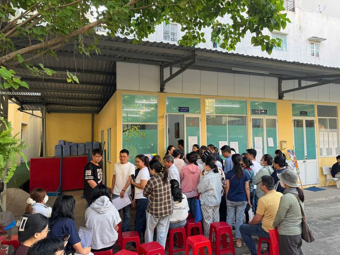  Phụ huynh nộp hồ sơ xét tuyển bổ sung vào lớp 10 Trường THPT Nguyễn Thị Diệu (phường Xuân Hòa) trong sáng 22-7 