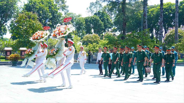  Đoàn công tác Quân khu 7 dâng hoa, dâng hương tưởng niệm các Anh hùng liệt sĩ tại Nghĩa trang Liệt sĩ Củ Chi 
