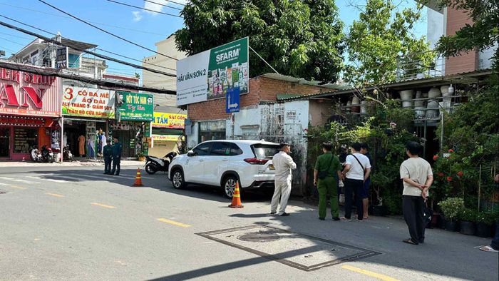 Công an phong tỏa, khám nghiệm hiện trường