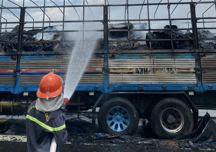  Lực lượng chức năng dập tắt đám cháy 