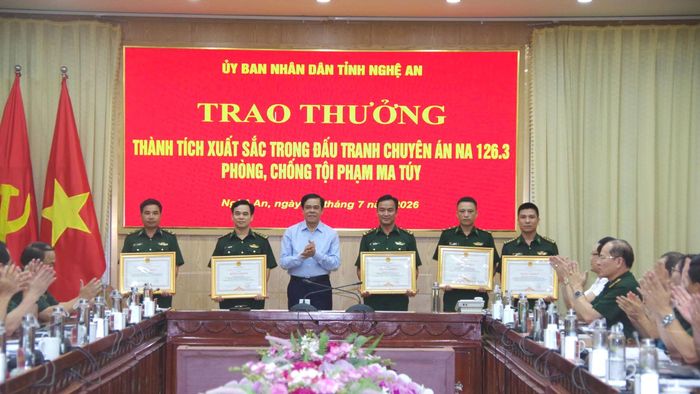 Đồng chí Võ Trọng Hải, Phó Bí thư Tỉnh ủy, Chủ tịch UBND tỉnh Nghệ An trao bằng khen cho các tập thể