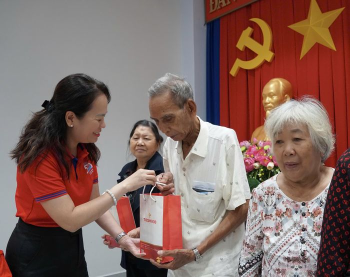 Phó Giám đốc Trung tâm Dịch vụ Truyền thông - Sự kiện Báo SGGP Lê Thị Hồng Nhung trao tặng máy đo huyết áp cho người có công. Ảnh: VIỆT NGA
