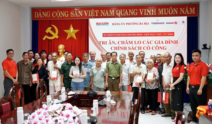 Ban tổ chức tặng quà tri ân các gia đình chính sách tại phường Bà Rịa. Ảnh: VIỆT NGA