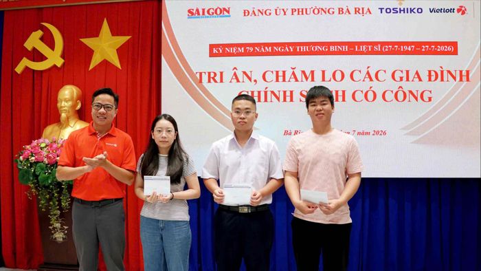 Đại diện Quỹ Tâm Tài Việt Nguyễn Mạnh Hùng trao học bổng cho con em gia đình chính sách tại phường Bà Rịa. Ảnh: VIỆT NGA