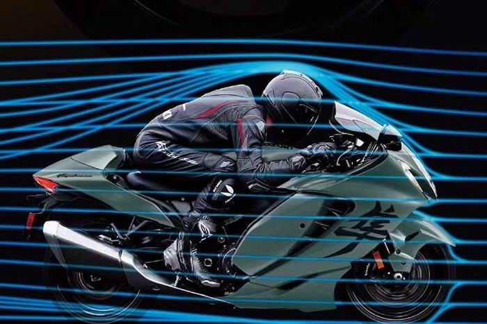 Hệ thống điện tử cũng được giữ nguyên với gói Suzuki Intelligent Ride System (SIRS), bao gồm hàng loạt công nghệ hỗ trợ người lái như ABS hai kênh, ABS khi vào cua, nhiều chế độ lái, hệ thống kiểm soát lực kéo, Launch Control, Cruise Control và bộ sang số nhanh Quick Shifter hai chiều. Đây vẫn là một trong những gói trang bị điện tử toàn diện nhất trong phân khúc hypersport-touring hiện nay.