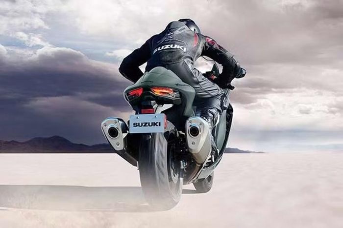 Tại thị trường Bắc Mỹ, mẫu siêu môtô Suzuki Hayabusa 2027 có giá bán 19.699 USD (khoảng 518 triệu đồng), phiên bản Special Edition có giá bán 20.399 USD (tương đương khoảng 536,5 triệu đồng).