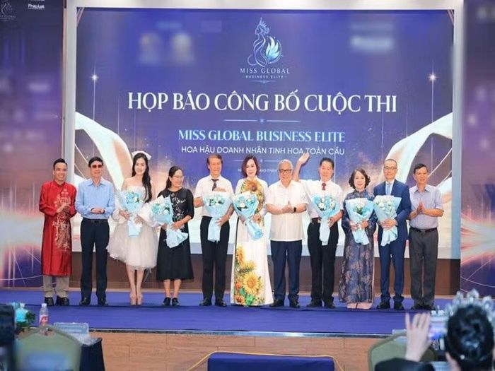 Thành viên ban giám khảo và ban tổ chức cuộc thi chụp ảnh lưu niệm.