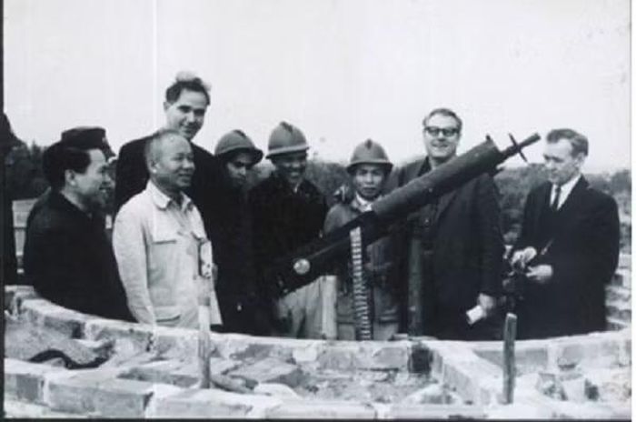 Bộ trưởng Bộ Y tế Phạm Ngọc Thạch (người mặc áo ka-ki màu sáng) thăm một trận địa pháo phòng không trong chiến tranh chống Mỹ. Ảnh tư liệu.