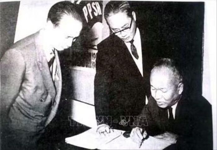 GS Hồ Đắc Di, GS Tôn Thất Tùng và Bộ trưởng Y tế Phạm Ngọc Thạch - những tên tuổi lớn của y học Việt Nam sau ngày Hà Nội giải phóng. Ảnh: Tư liệu/TTXVN phát.