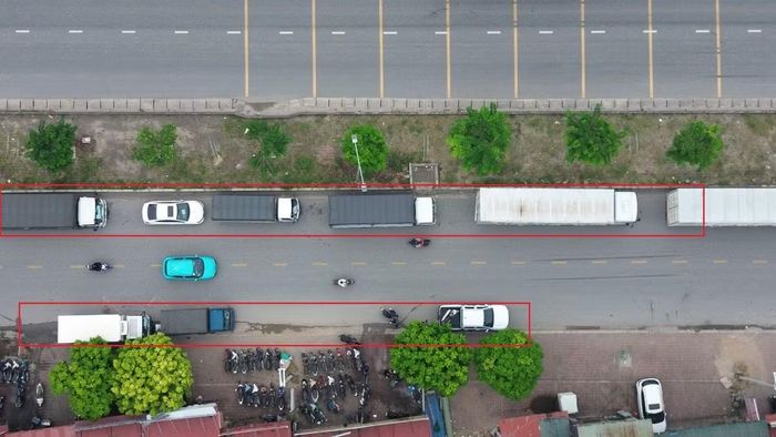 “Nhiều xe ô tô ngang nhiên dừng đỗ trái phép dưới lòng đường QL18 vào buổi trưa và chiều rất đông. Việc này tiềm ẩn nguy cơ xảy ra va chạm, tai nạn giao thông bất cứ lúc nào”- anh Nguyễn Văn B. (người dân) chia sẻ.