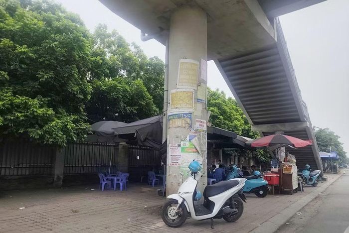 Khu vực vỉa hè ngay chân cầu vượt QL18, cũng ngang nhiên bị người dân chiếm dụng vỉa hè làm nơi kinh doanh, buôn bán.