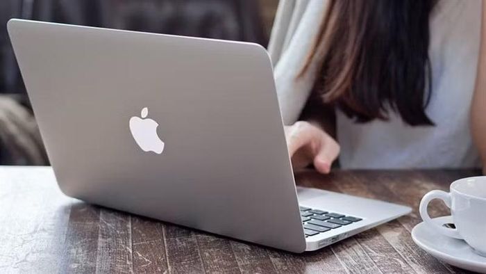 MacBook với thiết kế mỏng nhẹ, phù hợp cho người thường xuyên làm việc tại quán cà phê, văn phòng và không gian làm việc chung.