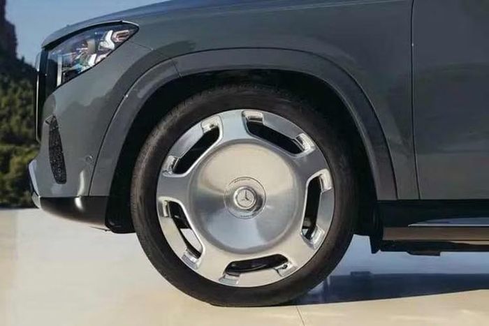 Trang bị tiêu chuẩn gồm bộ mâm 22 inch trong khi khách hàng có thể tùy chọn bộ mâm rèn 23 inch hoàn thiện bằng crôm. Bộ mâm lớn hơn đi kèm nắp chụp bánh mang biểu tượng ngôi sao 3 cánh có khả năng tự cân bằng, luôn giữ biểu tượng ở vị trí thẳng đứng ngay cả khi bánh xe quay.