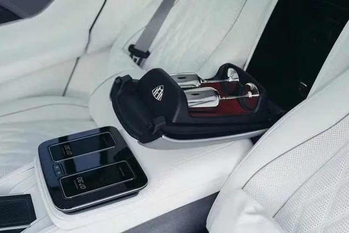 Bên dưới nắp ca-pô là động cơ hoàn toàn mới của Mercedes-Benz. Đây là động cơ V8, tăng áp kép, dung tích 4.0L với trục khuỷu phẳng, kết hợp hệ thống mild hybrid 48 V vận hành bằng máy phát kiêm mô-tơ khởi động tích hợp và hộp số tự động 9 cấp truyền sức mạnh tới cả bốn bánh.