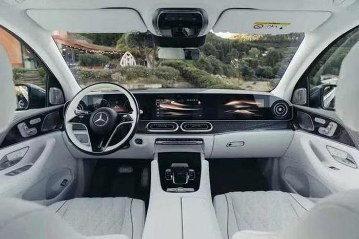 Điểm nhấn lớn nhất trên GLS 680 mới nằm ở khoang nội thất. Xe được trang bị hệ thống thông tin giải trí MBUX thế hệ mới với hệ thống Superscreen, tích hợp 3 màn hình 12,3 inch đặt dưới một tấm kính liền khối. Hệ thống màn hình còn được mở rộng tới hàng ghế thứ hai với hai màn hình 11,6 inch, phục vụ nhu cầu giải trí trong suốt hành trình.