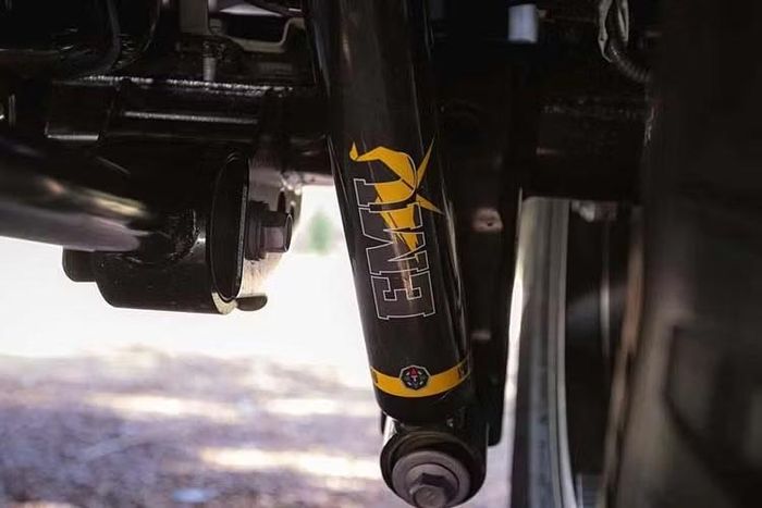 Ý tưởng của gói Trailhunter là mang đến một lựa chọn dễ tiếp cận hơn cho những người muốn bước vào thế giới off-road. Điều này đồng nghĩa với việc phiên bản này nhiều khả năng sẽ được định vị dưới TRD Pro cả về giá bán lẫn khả năng vận hành.