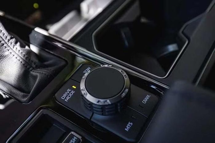 Bên cạnh đó là hệ thống hỗ trợ kết nối 5G của AT&T cho phép tùy chỉnh các tiện ích hiển thị trên màn hình và nâng cấp khả năng điều khiển bằng giọng nói thông qua câu lệnh "Hey Toyota". Tính năng Drive Recorder tích hợp cũng trở thành trang bị tiêu chuẩn, có thể ghi lại các đoạn video dài 20 giây bằng hệ thống camera bên ngoài xe. Hệ thống này có thể kích hoạt thủ công hoặc tự động khi cần.