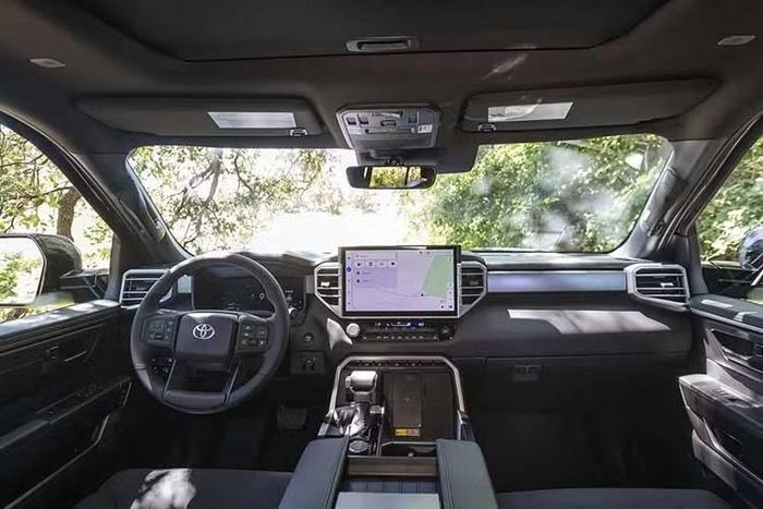Tuy nhiên, nếu không ấn tượng với thiết kế của Toyota Tundra đời cũ thì những thay đổi này khó tạo nên khác biệt đáng kể. Trong khi đó, các nâng cấp về công nghệ trong khoang lái có thể là điểm hấp dẫn hơn. Tất cả các phiên bản đều được trang bị tiêu chuẩn màn hình thông tin giải trí 14 inch sử dụng nền tảng đa phương tiện mới nhất của Toyota.