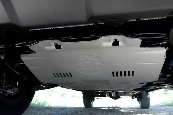 Bên cạnh gói Trailhunter mới, Toyota Tundra đời 2027 còn được tinh chỉnh nhẹ ở phần đầu xe. Những thay đổi chủ yếu gồm việc bố trí lại đèn báo rẽ cùng một số điều chỉnh nhỏ trên lưới tản nhiệt, cản trước và cản sau. Toyota cũng nâng cấp thanh đèn LED gắn trên lưới tản nhiệt và bổ sung tùy chọn đèn sương mù RIGID...
