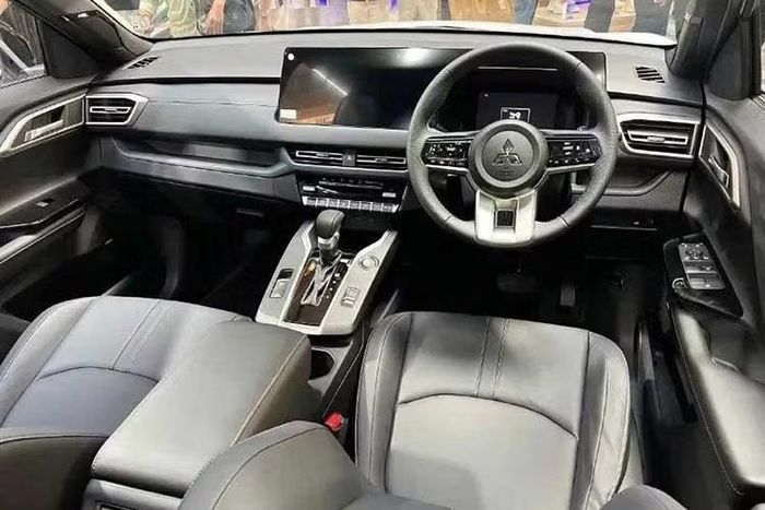 Về hệ truyền động, Xforce HEV sử dụng hệ thống hybrid nối tiếp - song song e:Motion của Mitsubishi, từng xuất hiện trên Xpander HEV và Xpander Cross HEV tại khu vực Đông Nam Á. Xe được trang bị mô-tơ điện có công suất tối đa 116 mã lực và mô-men xoắn cực đại 255 Nm đảm nhiệm phần lớn việc dẫn động.
