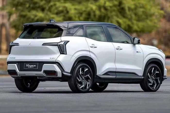 Về thiết kế, Xforce HEV được phân biệt với bản động cơ xăng bằng dòng chữ Xforce trên nắp ca-pô, lưới tản nhiệt với các thanh mạ crôm, bộ mâm 18 inch hai tông màu cùng logo HEV có điểm nhấn màu xanh. Tuy nhiên, khoảng sáng gầm xe giảm từ 222 mm trên phiên bản động cơ xăng xuống còn 183 mm.