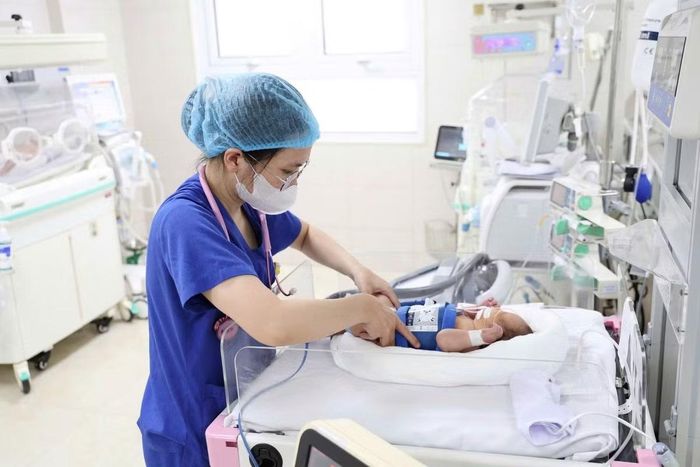 Hạ thân nhiệt chỉ huy phục hồi não bộ cho trẻ ngạt - Ảnh BVCC